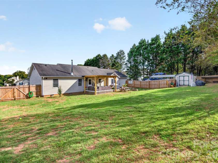 135 Rumple Hill Drive, Statesville, NC 28677.  MLS# CAR4431920, YatesRealty ID 55055. 