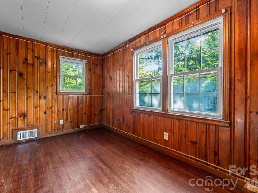 317 Campus Street, Charlotte, NC 28216.  MLS# CAR4329279, YatesRealty ID 5506. Office
