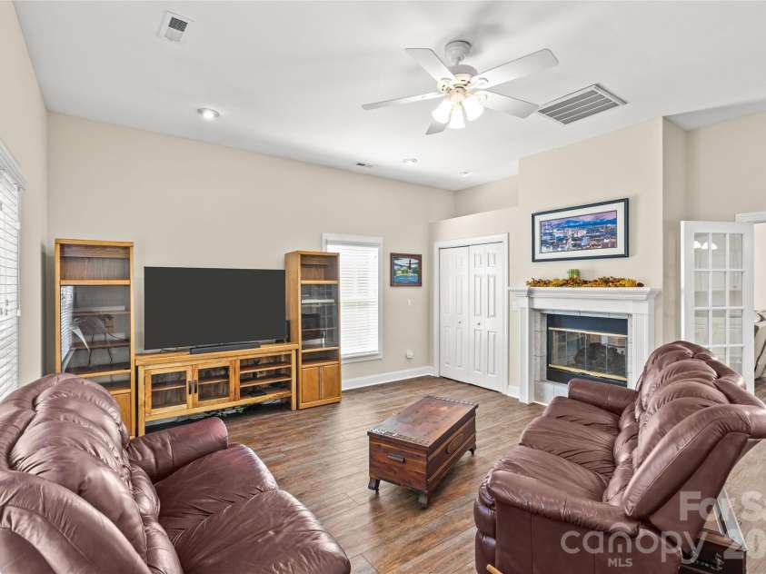 12316 Panthersville Drive, Charlotte, NC 28269.  MLS# CAR4420849, YatesRealty ID 55060. Easy Access from Kitchen