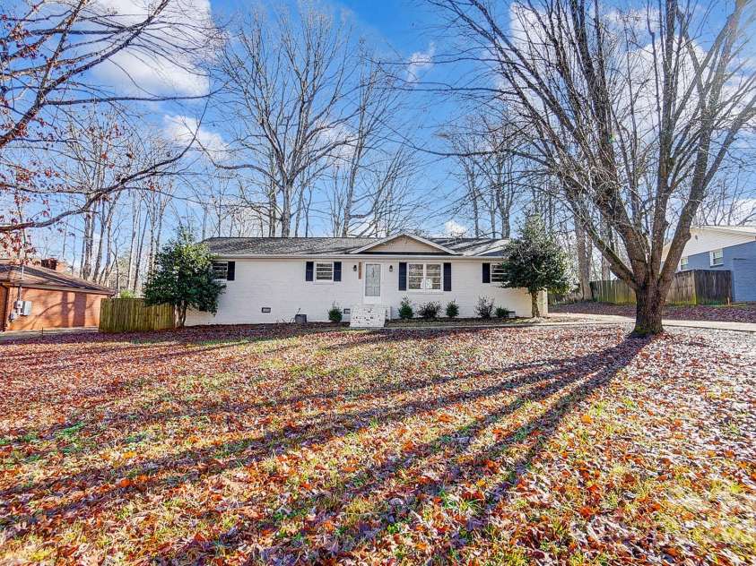 6101 Davidson Drive, Matthews, NC 28104.  MLS# CAR4207262, YatesRealty ID 5507. 