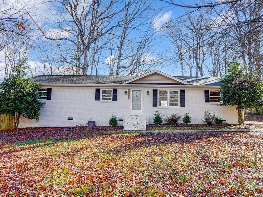 6101 Davidson Drive, Matthews, NC 28104.  MLS# CAR4207262, YatesRealty ID 5507. 