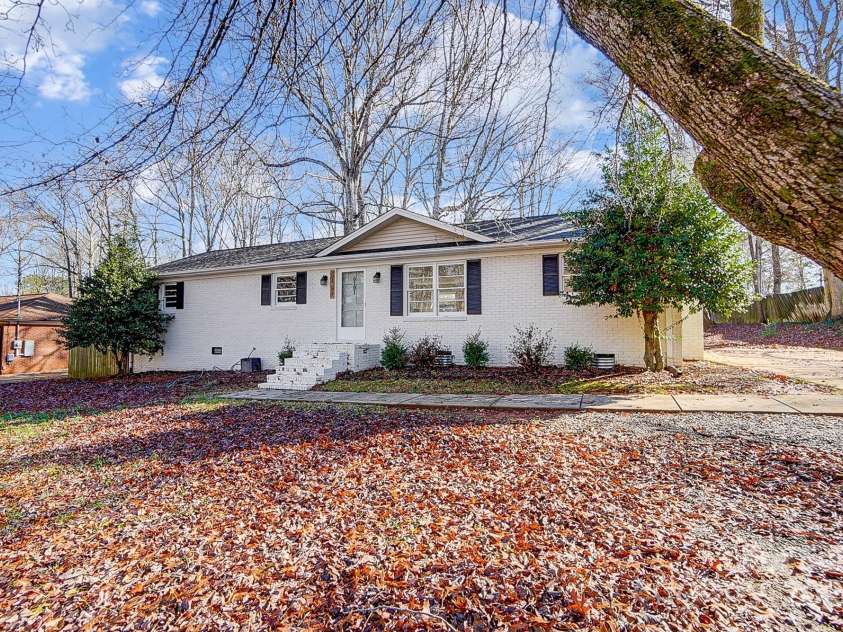 6101 Davidson Drive, Matthews, NC 28104.  MLS# CAR4207262, YatesRealty ID 5507. 