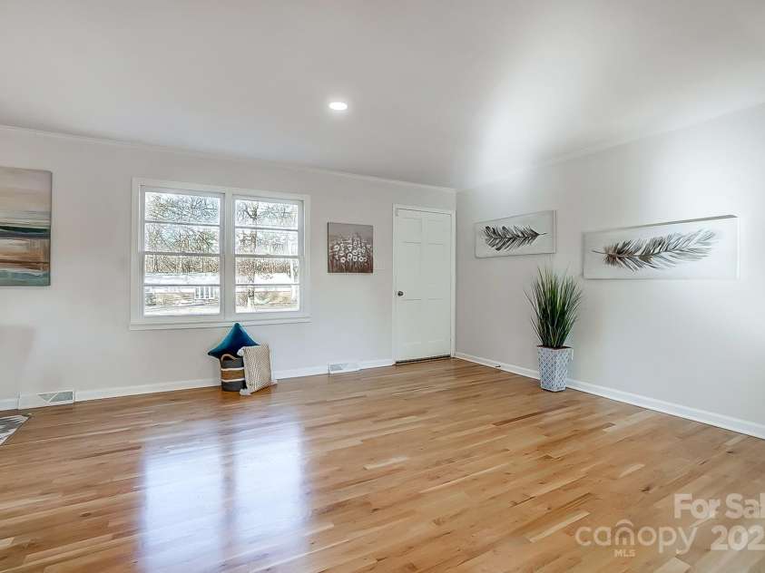 6101 Davidson Drive, Matthews, NC 28104.  MLS# CAR4207262, YatesRealty ID 5507. 