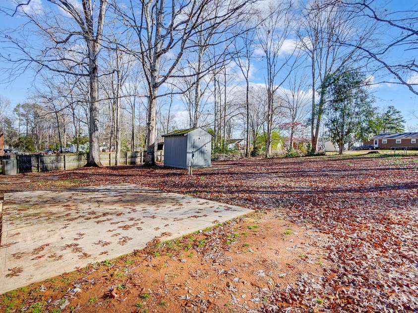 6101 Davidson Drive, Matthews, NC 28104.  MLS# CAR4207262, YatesRealty ID 5507. 