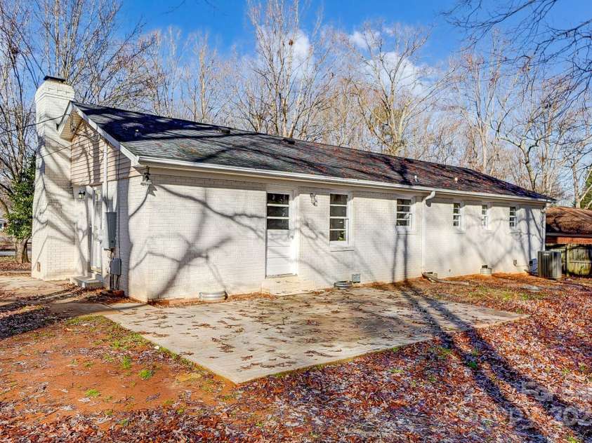 6101 Davidson Drive, Matthews, NC 28104.  MLS# CAR4207262, YatesRealty ID 5507. 