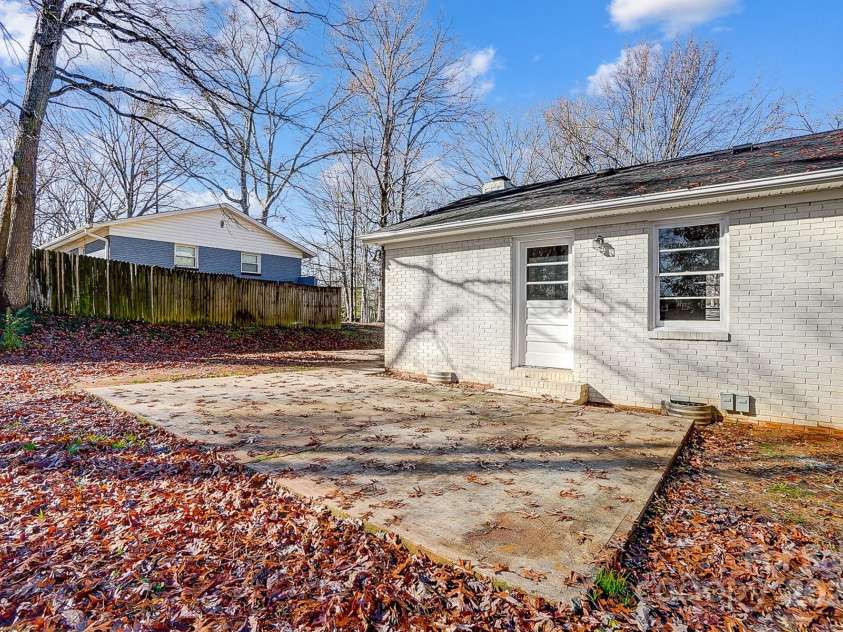 6101 Davidson Drive, Matthews, NC 28104.  MLS# CAR4207262, YatesRealty ID 5507. 