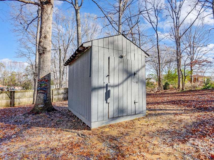 6101 Davidson Drive, Matthews, NC 28104.  MLS# CAR4207262, YatesRealty ID 5507. 