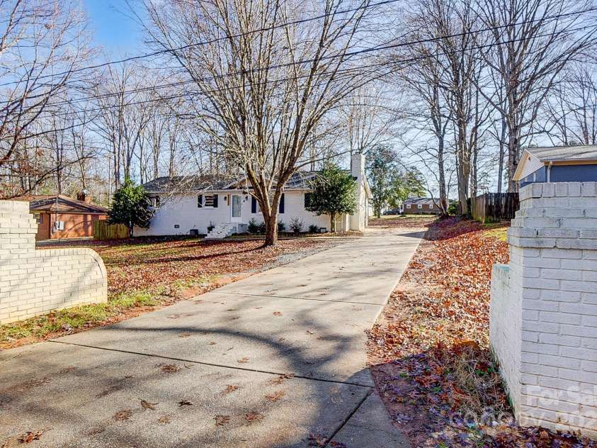 6101 Davidson Drive, Matthews, NC 28104.  MLS# CAR4207262, YatesRealty ID 5507. 
