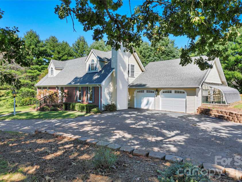 618 Windover Drive, Brevard, NC 28712.  MLS# CAR4425104, YatesRealty ID 55072. 