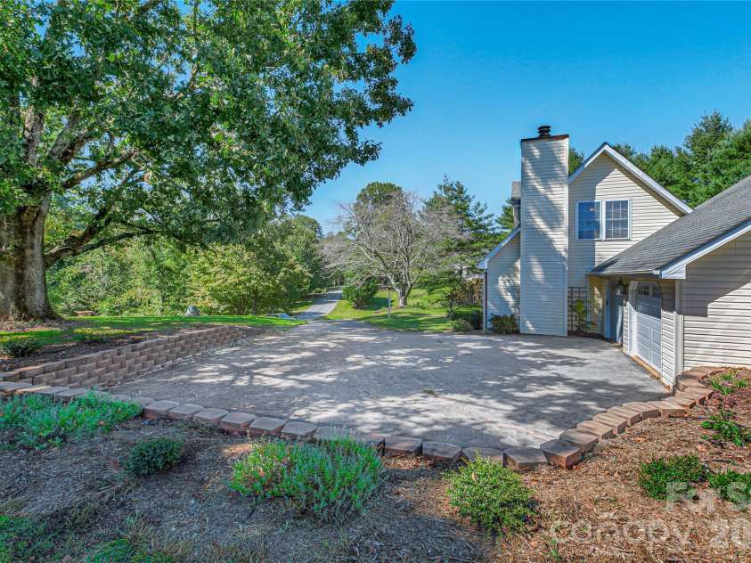 618 Windover Drive, Brevard, NC 28712.  MLS# CAR4425104, YatesRealty ID 55072. 