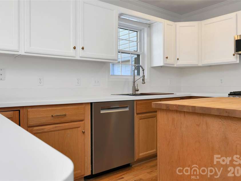 618 Windover Drive, Brevard, NC 28712.  MLS# CAR4425104, YatesRealty ID 55072. 