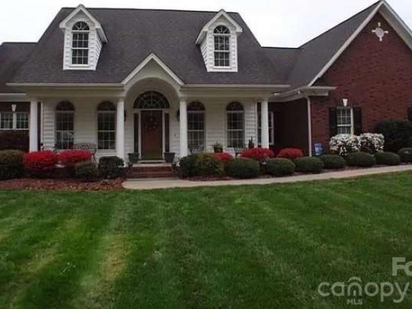 122 Upper Oak Drive, Statesville, NC 28625.  MLS# CAR4423893, YatesRealty ID 55076. 