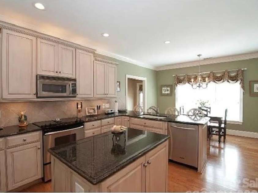 122 Upper Oak Drive, Statesville, NC 28625.  MLS# CAR4423893, YatesRealty ID 55076. 