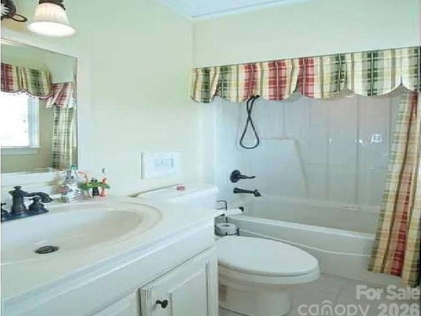 122 Upper Oak Drive, Statesville, NC 28625.  MLS# CAR4423893, YatesRealty ID 55076. 