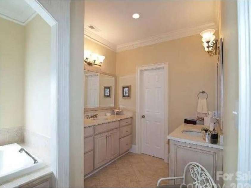122 Upper Oak Drive, Statesville, NC 28625.  MLS# CAR4423893, YatesRealty ID 55076. 