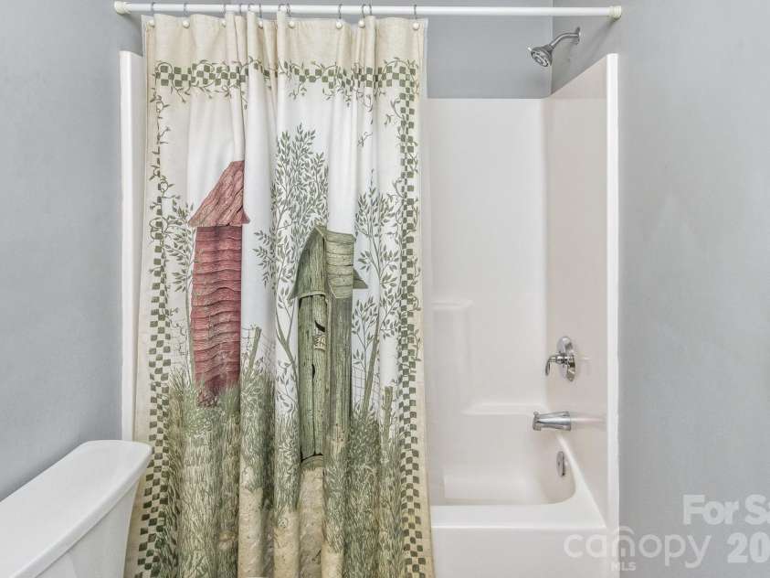 5 Lilac Fields Way, Arden, NC 28704.  MLS# CAR4425374, YatesRealty ID 55081. Upstairs hall full bath