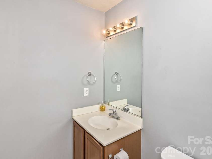 5 Lilac Fields Way, Arden, NC 28704.  MLS# CAR4425374, YatesRealty ID 55081. Upstairs hall full bath
