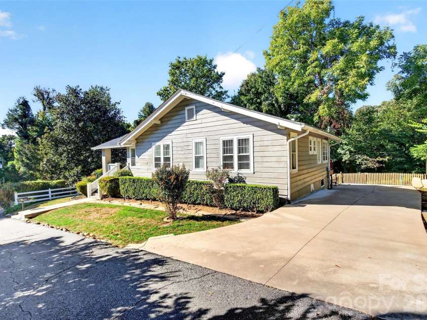 26 Hillside Drive, Marion, NC 28752.  MLS# CAR4430490, YatesRealty ID 55094. 