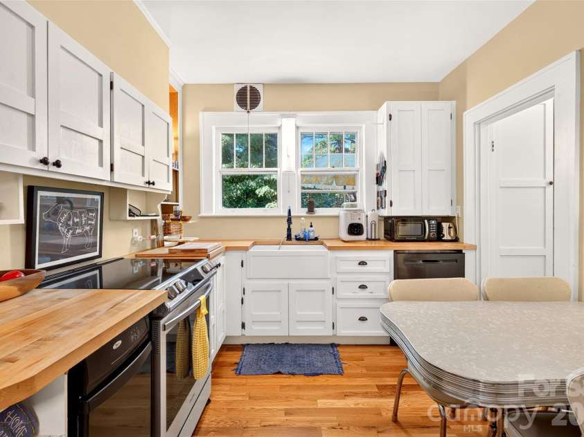 26 Hillside Drive, Marion, NC 28752.  MLS# CAR4430490, YatesRealty ID 55094. 