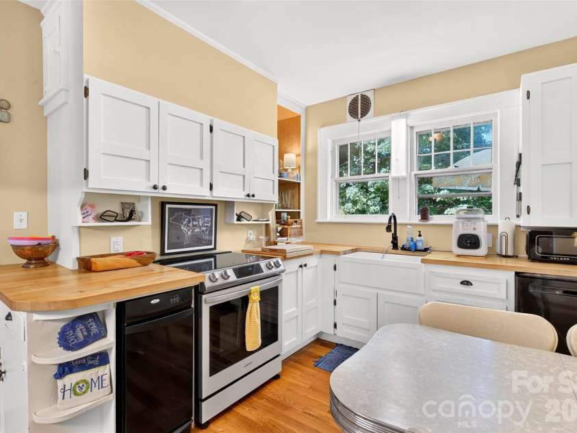 26 Hillside Drive, Marion, NC 28752.  MLS# CAR4430490, YatesRealty ID 55094. 