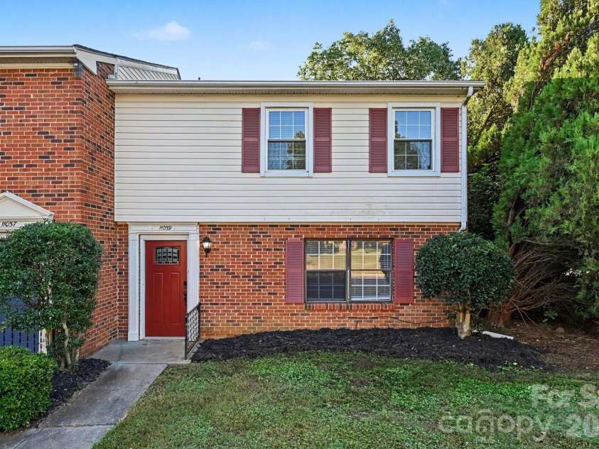 11059 Hunter trail Lane, Charlotte, NC 28226.  MLS# CAR4429978, YatesRealty ID 55095. 