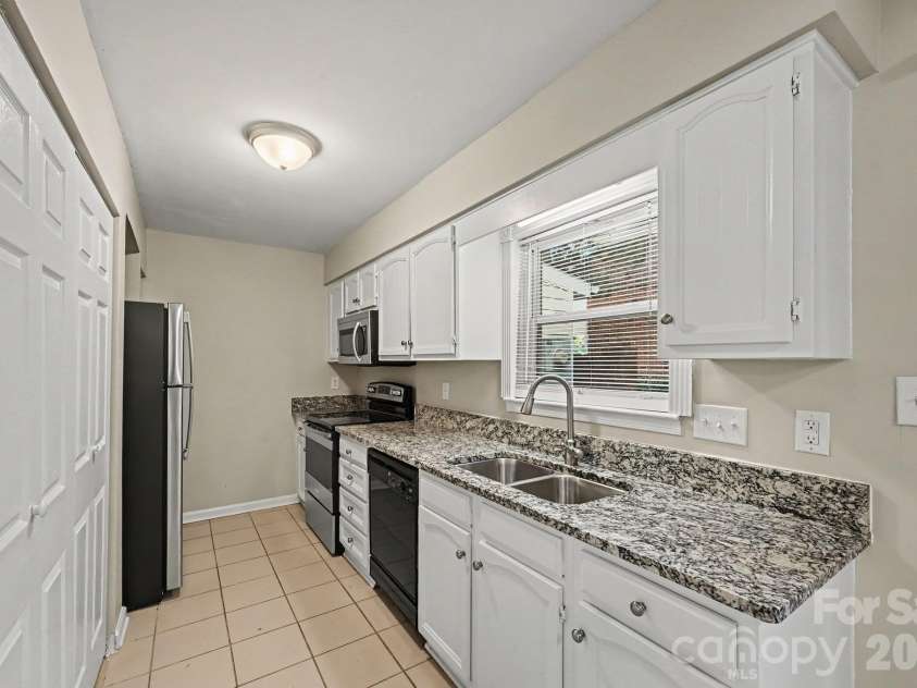 11059 Hunter trail Lane, Charlotte, NC 28226.  MLS# CAR4429978, YatesRealty ID 55095. 