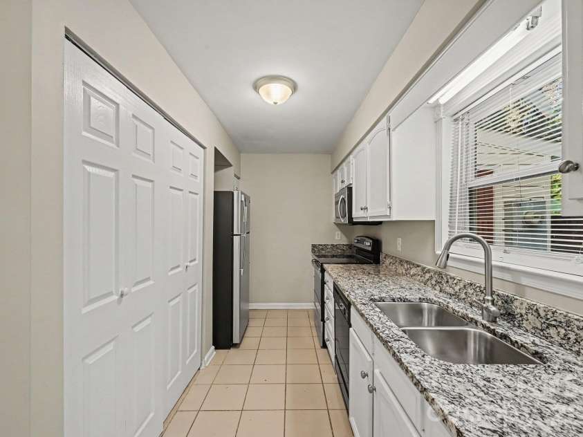 11059 Hunter trail Lane, Charlotte, NC 28226.  MLS# CAR4429978, YatesRealty ID 55095. 