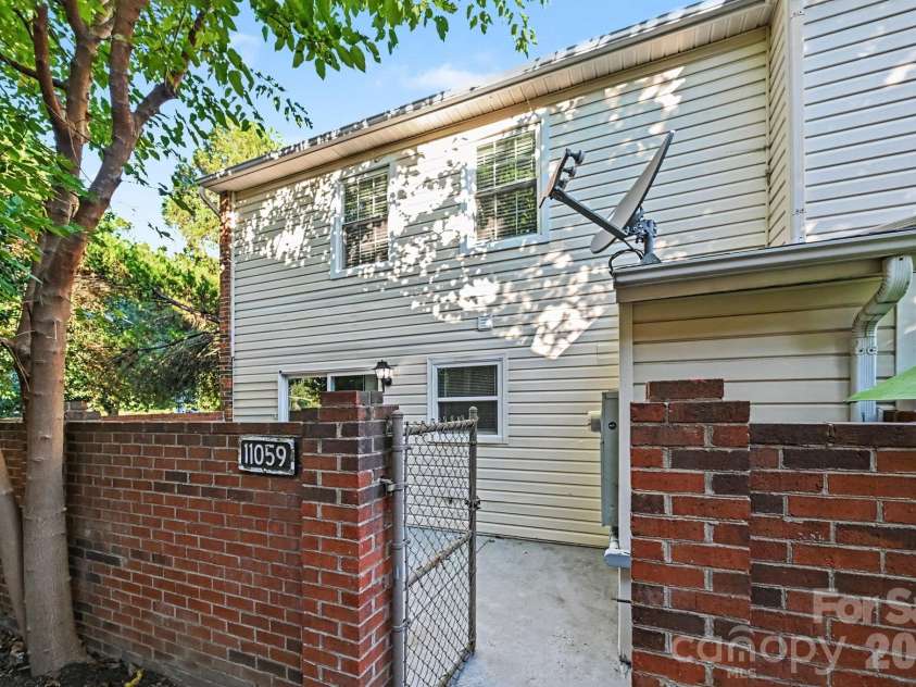 11059 Hunter trail Lane, Charlotte, NC 28226.  MLS# CAR4429978, YatesRealty ID 55095. 