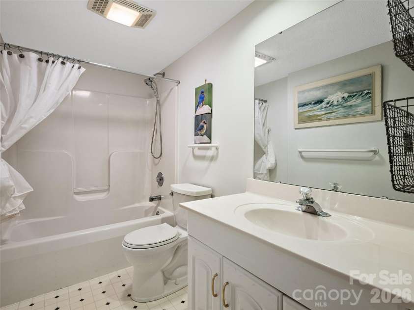 23 Old Applewood Lane, Hendersonville, NC 28739.  MLS# CAR4432097, YatesRealty ID 55107. Lower-Level Full Bath