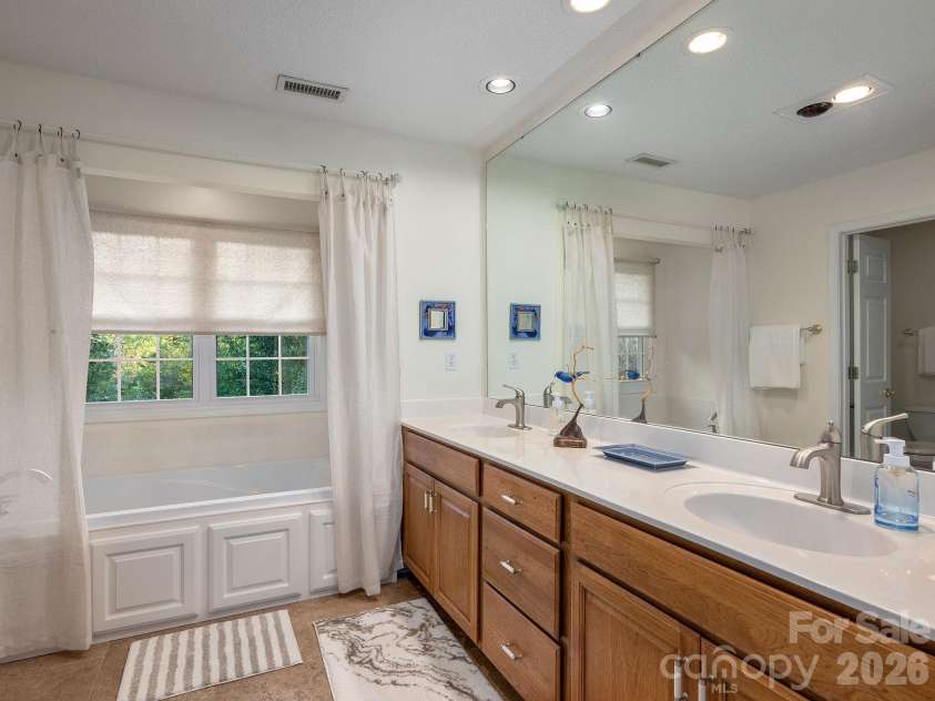 23 Old Applewood Lane, Hendersonville, NC 28739.  MLS# CAR4432097, YatesRealty ID 55107. Primary Bath with Soaking Tub