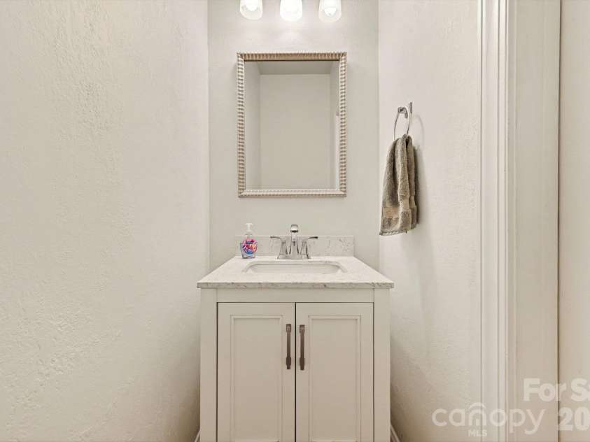 1418 Coachman Drive, Waxhaw, NC 28173.  MLS# CAR4428919, YatesRealty ID 55125. DOWNSTAIRS 1/2 BATHROOM