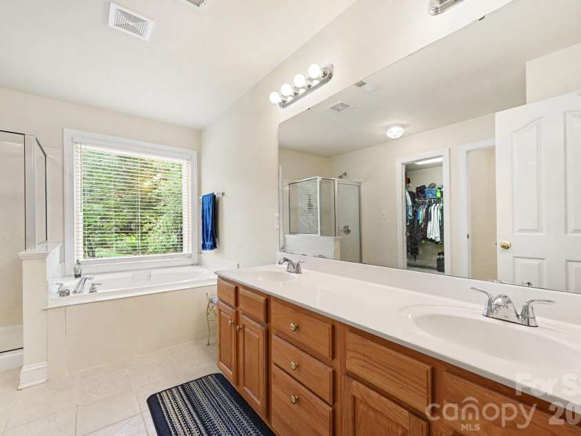 1418 Coachman Drive, Waxhaw, NC 28173.  MLS# CAR4428919, YatesRealty ID 55125. PRIMARY BATHROOM