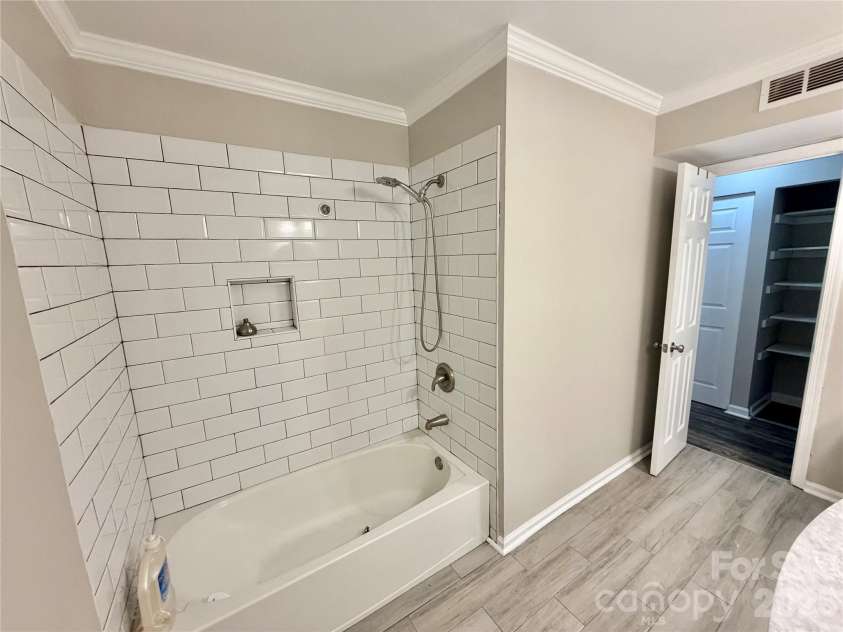 11011 Hunter Trail Lane, Charlotte, NC 28226.  MLS# CAR4429375, YatesRealty ID 55126. Full bath