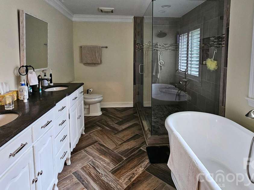 4587 Sawgrass Court, Denver, NC 28037.  MLS# CAR4431837, YatesRealty ID 55130. Primary bath