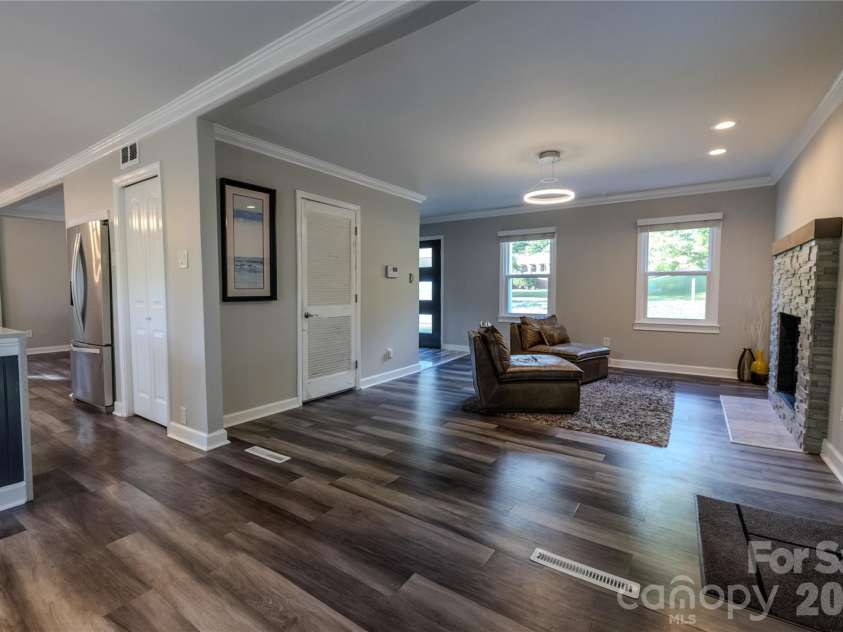 7055 Crossridge Road, Charlotte, NC 28214.  MLS# CAR4431183, YatesRealty ID 55132. 