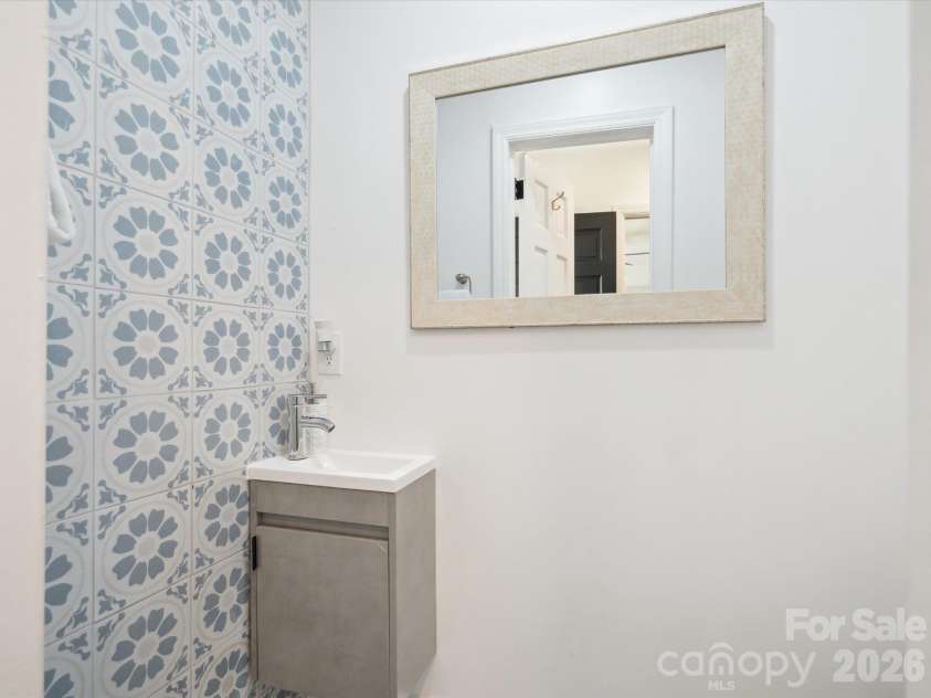 6700 Terry Drive, Charlotte, NC 28215.  MLS# CAR4430529, YatesRealty ID 55139. 