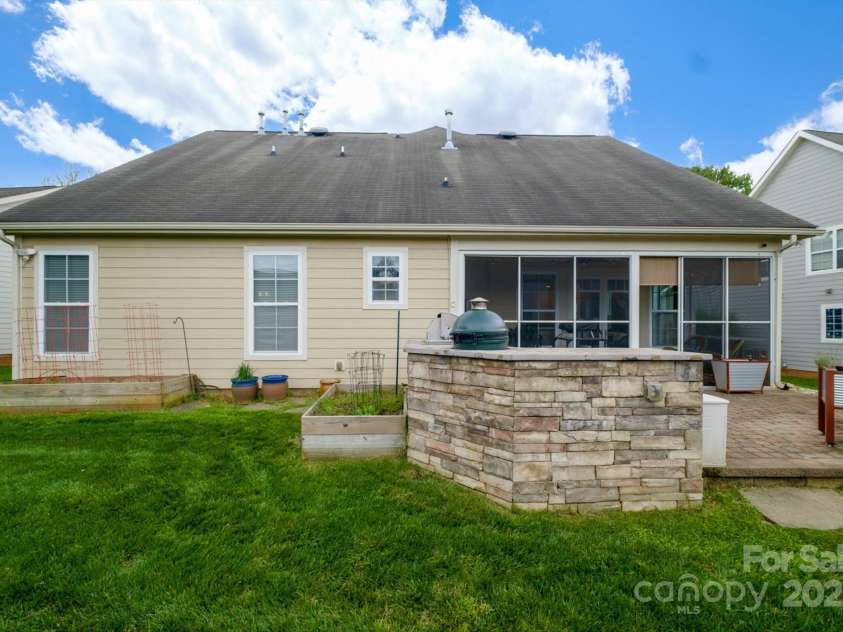 8621 Sequoia Grove Lane, Charlotte, NC 28214.  MLS# CAR4242689, YatesRealty ID 5514. 