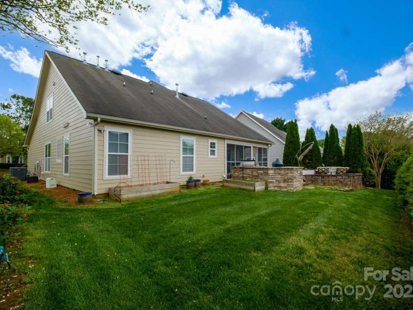 8621 Sequoia Grove Lane, Charlotte, NC 28214.  MLS# CAR4242689, YatesRealty ID 5514. 