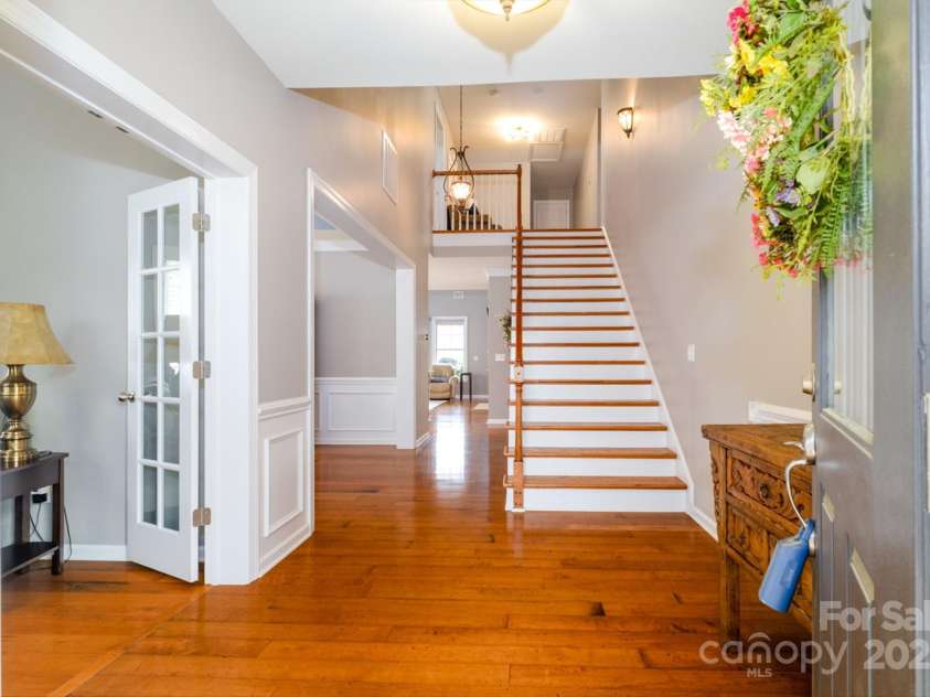 8621 Sequoia Grove Lane, Charlotte, NC 28214.  MLS# CAR4242689, YatesRealty ID 5514. Foyer