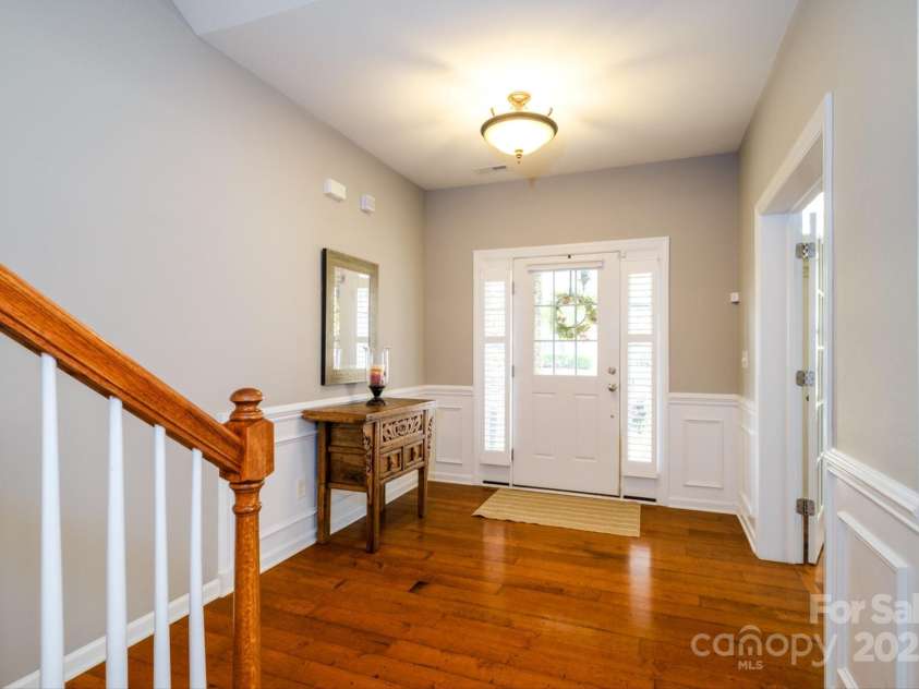 8621 Sequoia Grove Lane, Charlotte, NC 28214.  MLS# CAR4242689, YatesRealty ID 5514. Foyer