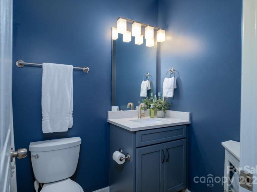 8621 Sequoia Grove Lane, Charlotte, NC 28214.  MLS# CAR4242689, YatesRealty ID 5514. Full Bath Main Floor