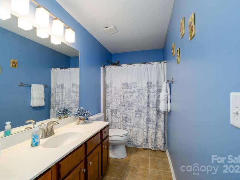 8621 Sequoia Grove Lane, Charlotte, NC 28214.  MLS# CAR4242689, YatesRealty ID 5514. Full Bathroom 2nd floor