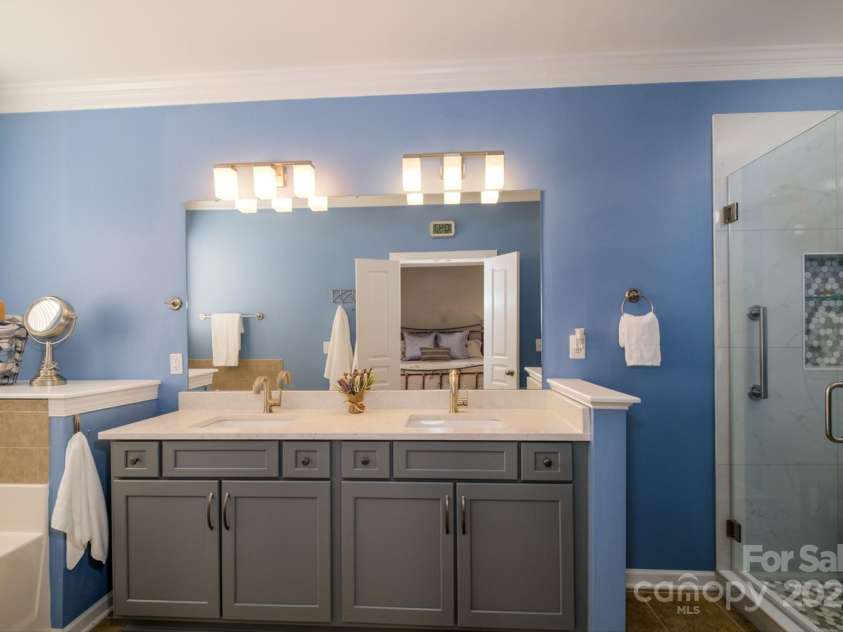 8621 Sequoia Grove Lane, Charlotte, NC 28214.  MLS# CAR4242689, YatesRealty ID 5514. Primary Bathroom