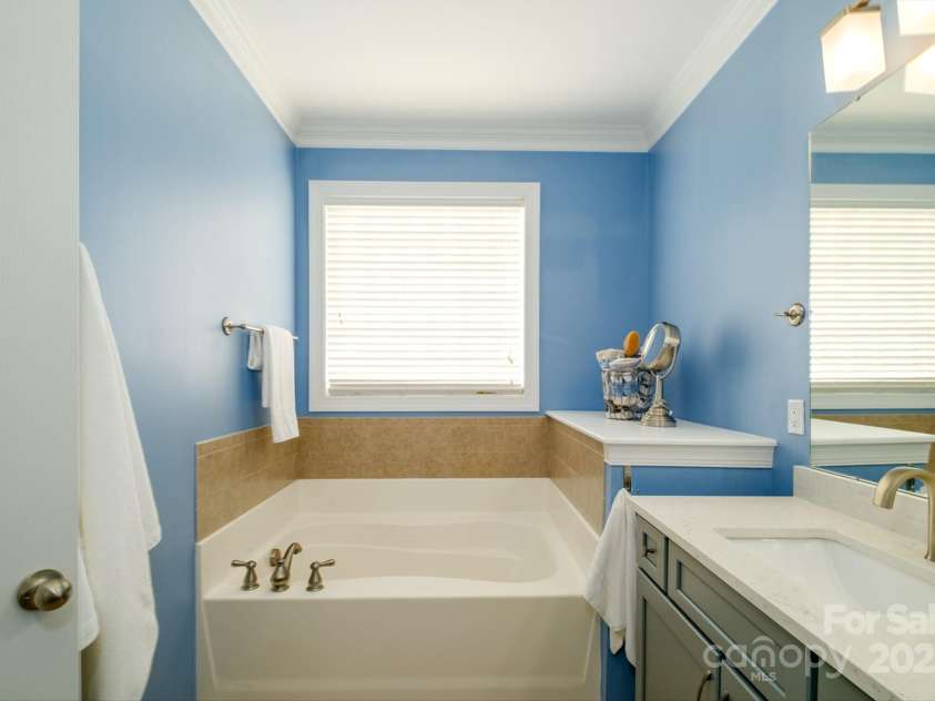 8621 Sequoia Grove Lane, Charlotte, NC 28214.  MLS# CAR4242689, YatesRealty ID 5514. Primary Bathroom