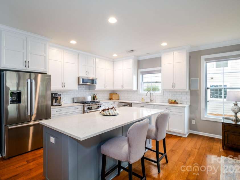 8621 Sequoia Grove Lane, Charlotte, NC 28214.  MLS# CAR4242689, YatesRealty ID 5514. Upgraded Kitchen