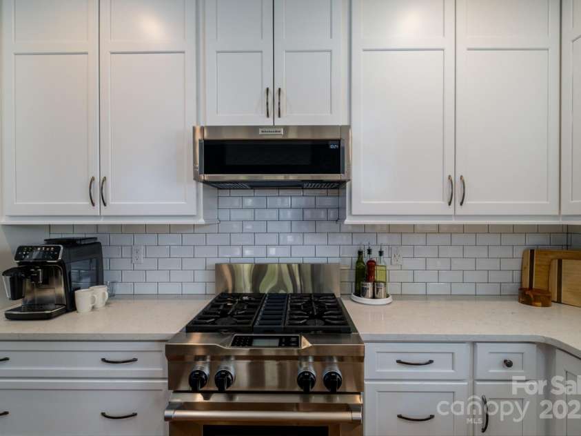8621 Sequoia Grove Lane, Charlotte, NC 28214.  MLS# CAR4242689, YatesRealty ID 5514. Upgraded Kitchen