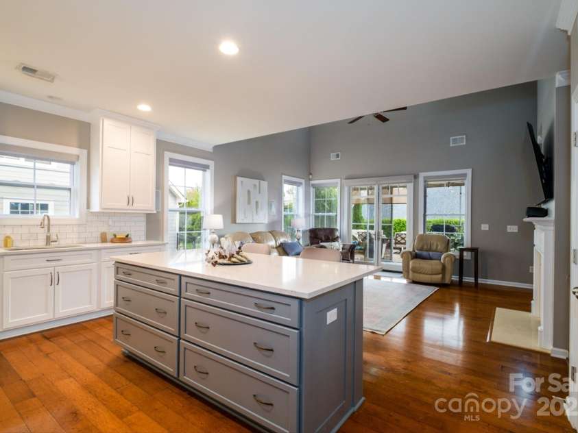 8621 Sequoia Grove Lane, Charlotte, NC 28214.  MLS# CAR4242689, YatesRealty ID 5514. Upgraded Kitchen