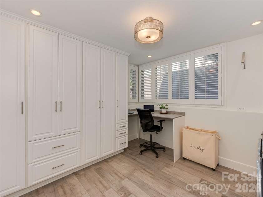 723 Romany Road, Charlotte, NC 28203.  MLS# CAR4430250, YatesRealty ID 55141. This lower-level flex space with a laundry area features beautiful built-ins for added storage, recessed lighting, and LVP flooring. Make it an office, art studio, craft room, or something entirely your own. You decide!