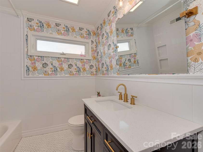 723 Romany Road, Charlotte, NC 28203.  MLS# CAR4430250, YatesRealty ID 55141. This stylish secondary bath conveniently serves two bedrooms, maximizing both style and function.