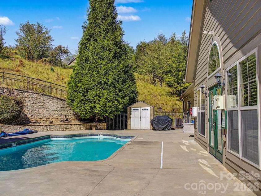 58 Outlook Circle, Swannanoa, NC 28778.  MLS# CAR4428853, YatesRealty ID 55143. 